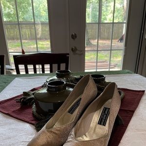 Item 18 Stuart Weitzman New York gold pumps